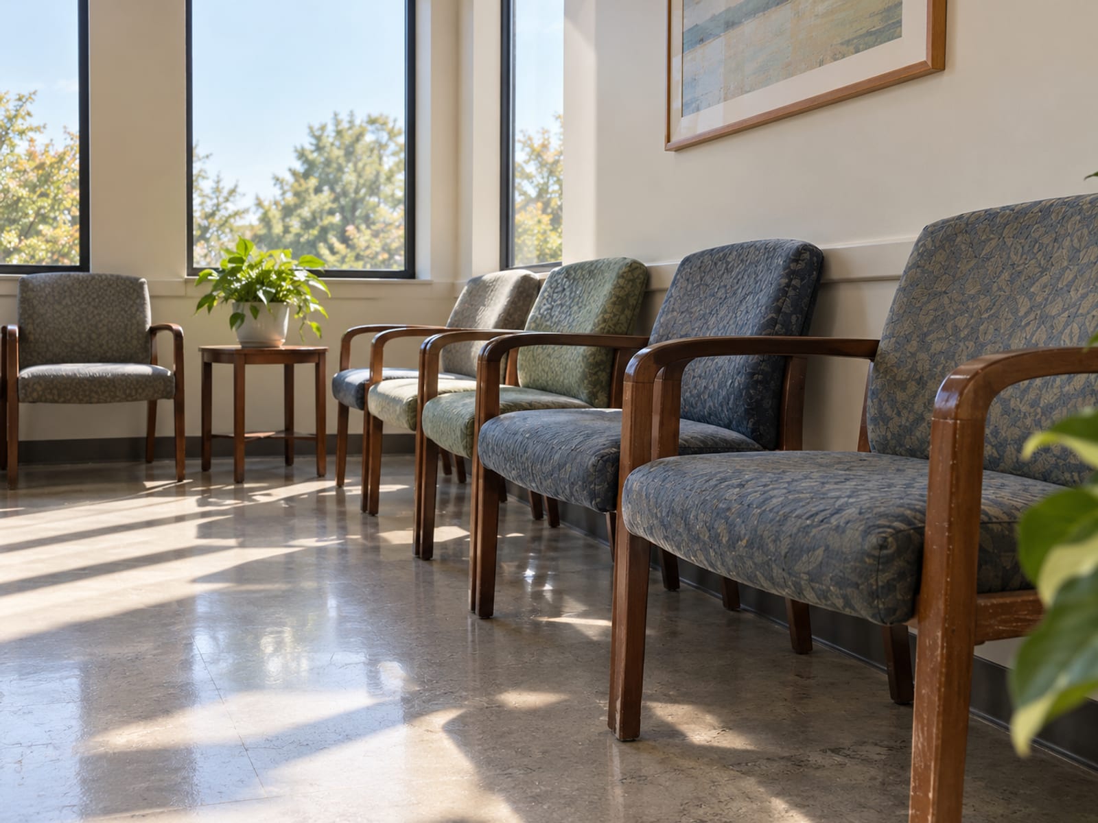 Sillas vacías en la sala de espera tranquila y soleada de una clínica