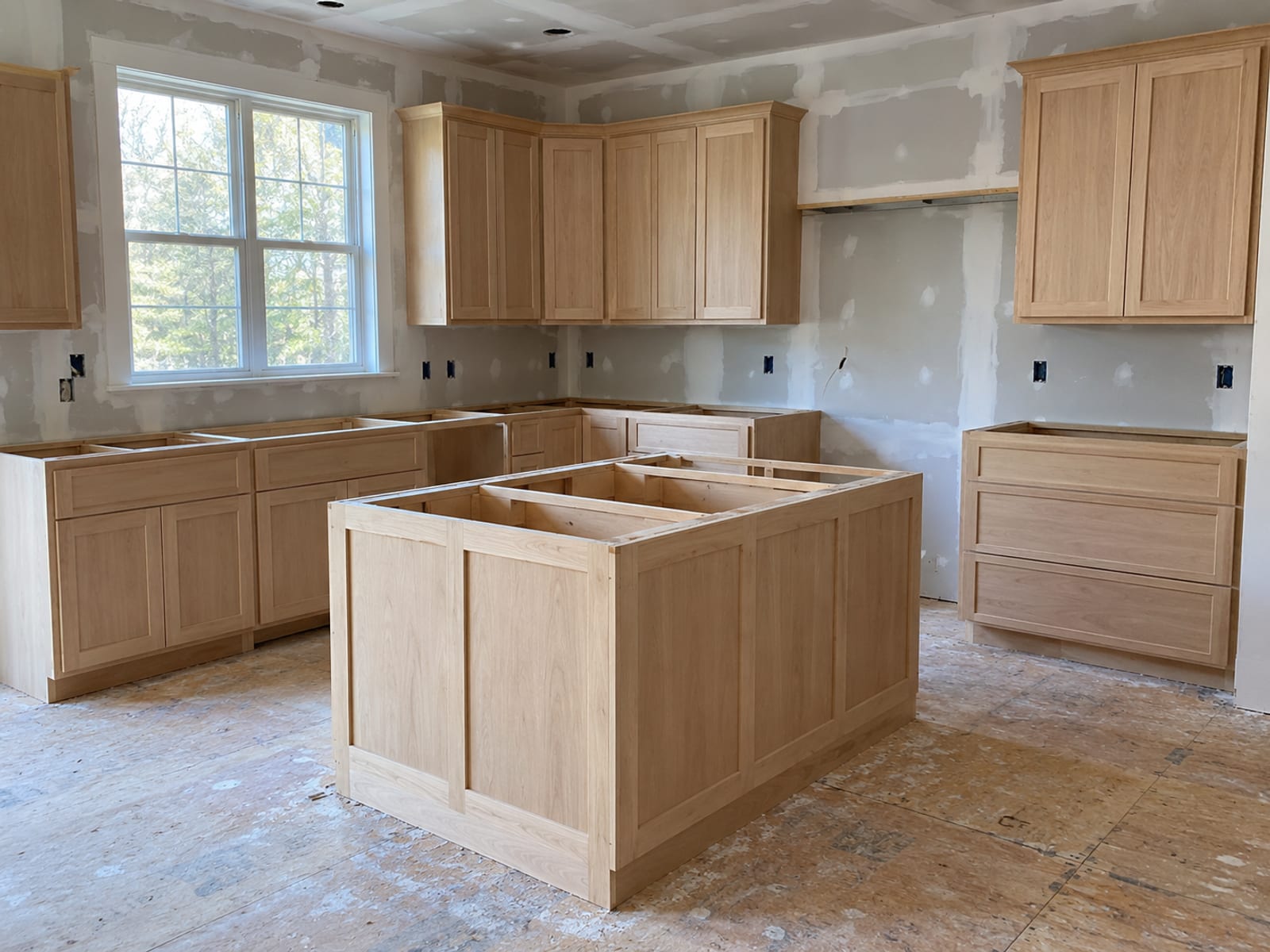 Una cocina en plena remodelación con gabinetes nuevos y una pared abierta